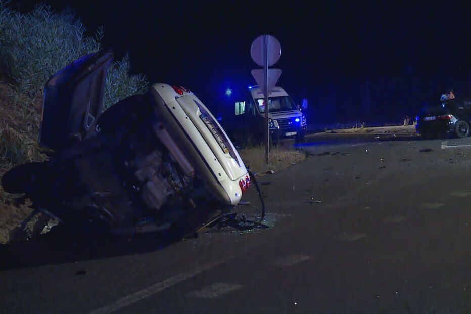 Violenta colisão entre carros faz três feridos graves no IC2 em Alcoentre