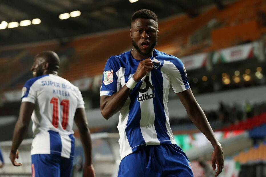 Mbemba festeja golo frente ao Benfica na final da Taça de Portugal