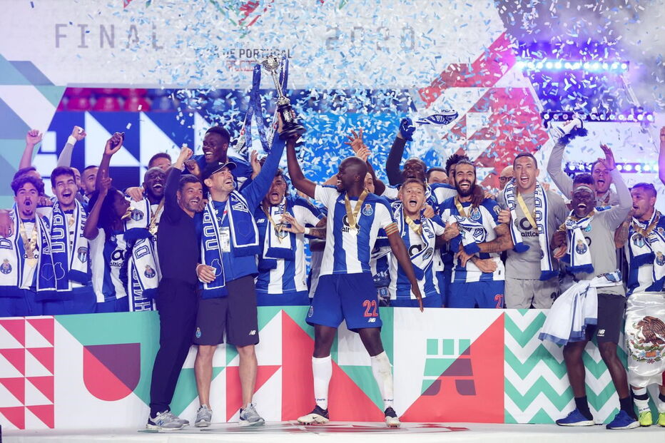 FC Porto com dez jogadores bateu o Benfica na final da Taça de Portugal