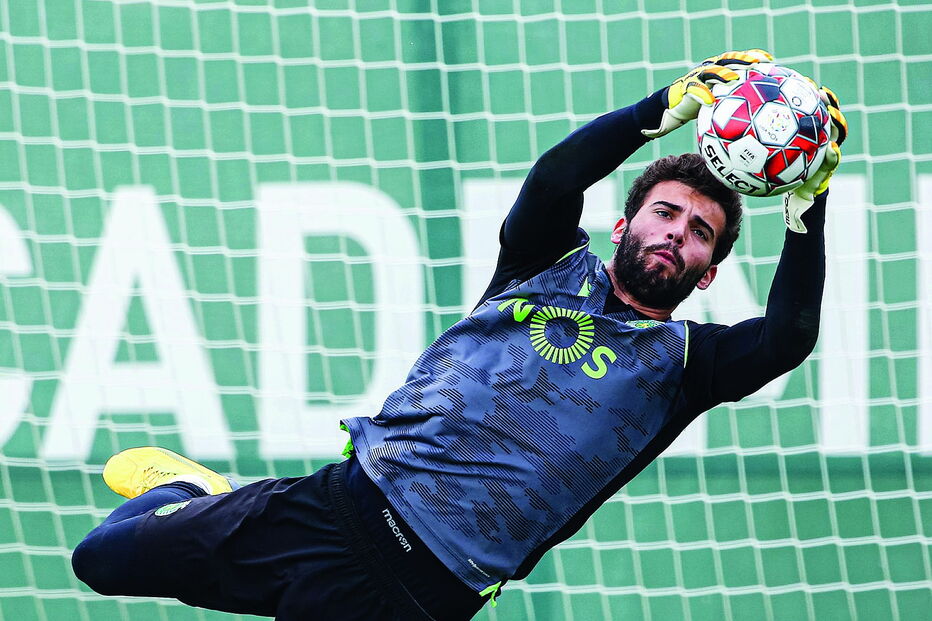 Maximiano, de 21 anos, afastou da baliza sportinguista o brasileiro Renan e nunca mais perdeu a titularidade 