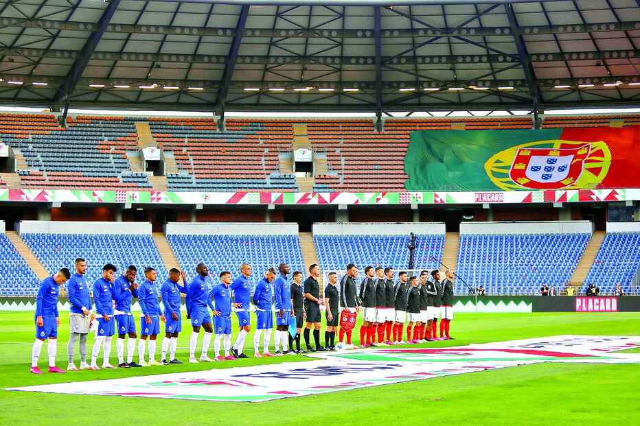 Equipas e árbitro na habitual saudação, mas para as bancadas vazias 