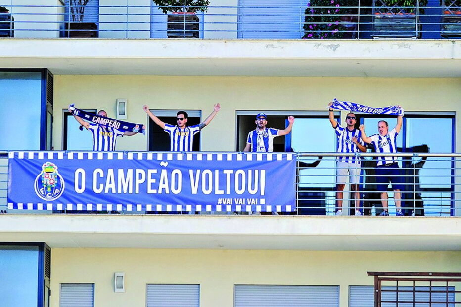 Adeptos portistas numa  varanda próxima do estádio