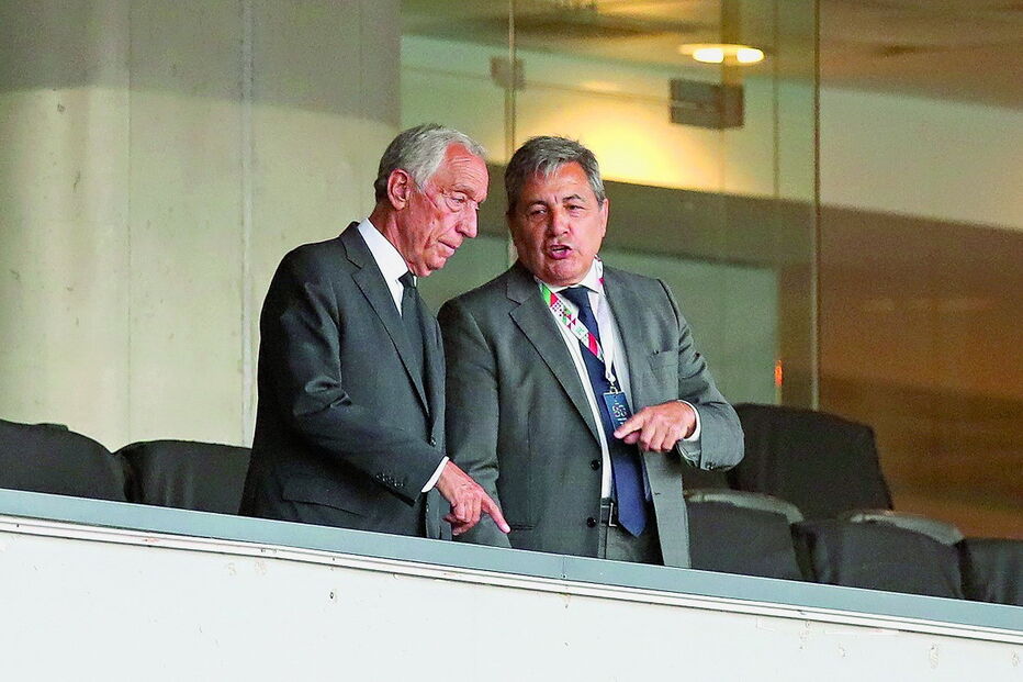 Marcelo Rebelo de Sousa à conversa com o presidente da Federação, Fernando Gomes, no camarote