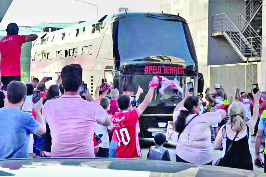 Adeptos do Benfica apoiaram a equipa quando esta se dirigiu para o Estádio Cidade de Coimbra 