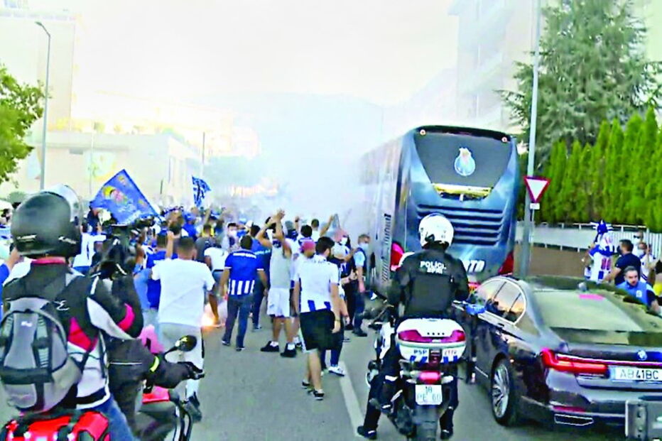 Saída do autocarro portista do hotel onde estagiou foi o momento com mais adeptos (algumas dezenas) 