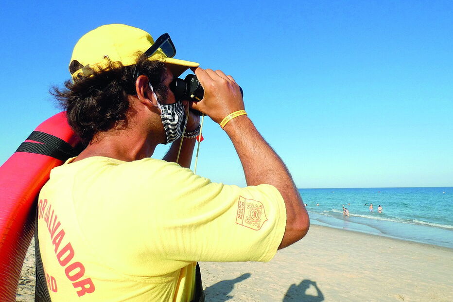 Nadadores-salvadores estiveram atentos. Banhistas relatam avistamento de tubarão a 300 metros da costa   