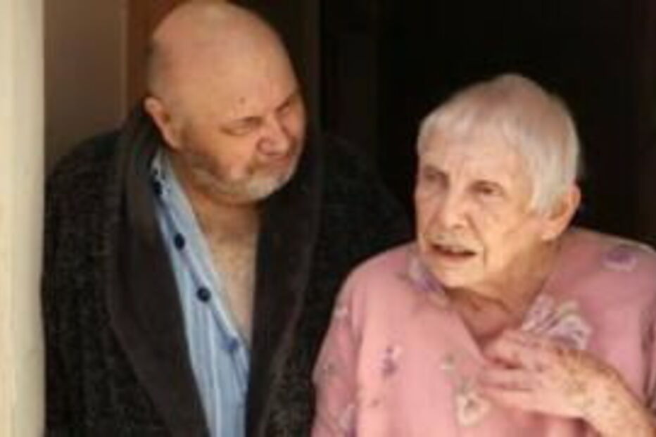 Barbara MacArthur e o filho Howard