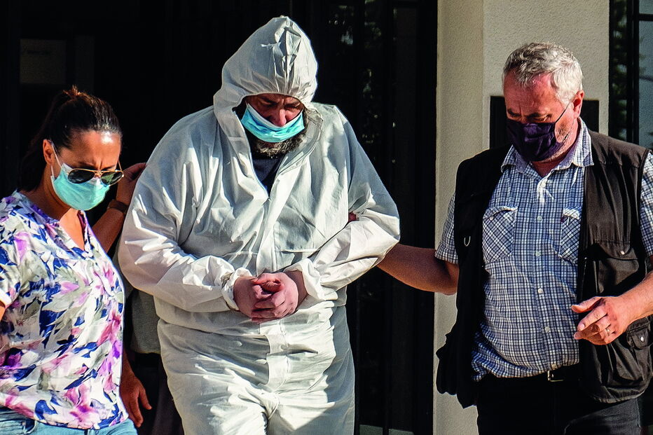 Carlos Velez (ao centro) saiu ontem do Tribunal de Grândola para a cadeia de Lisboa. Vestia um fato de proteção por não haver resultado do seu teste à Covid-19