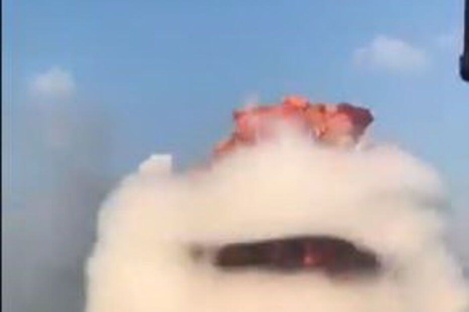 Duas violentas explosões abalam Beirute perto da casa do ex-primeiro-ministro libanês Hariri