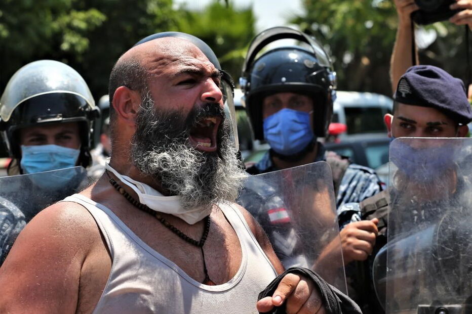 Cortes frequentes de energia levam a confrontos entre manifestantes e polícia no Líbano 