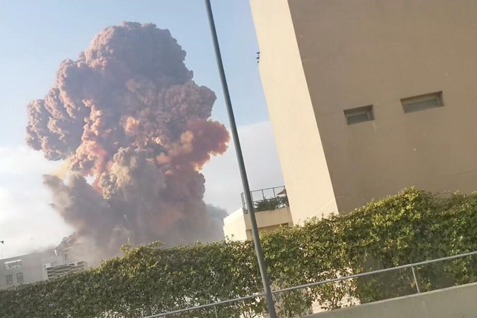 Duas violentas explosões abalam Beirute