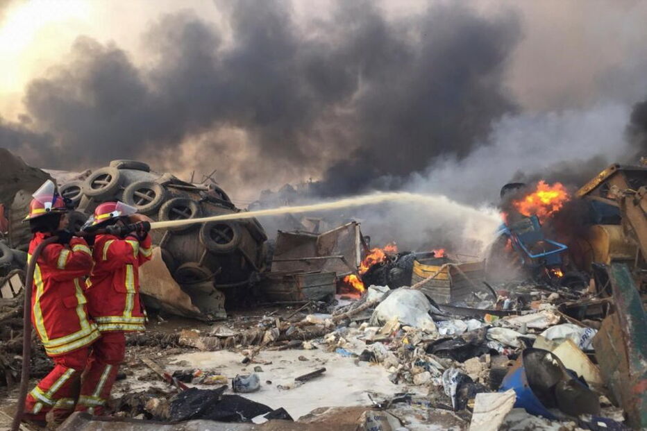 Caos e destruição em Beirute: Imagens mostram momento da explosão e destroços na capital do Líbano