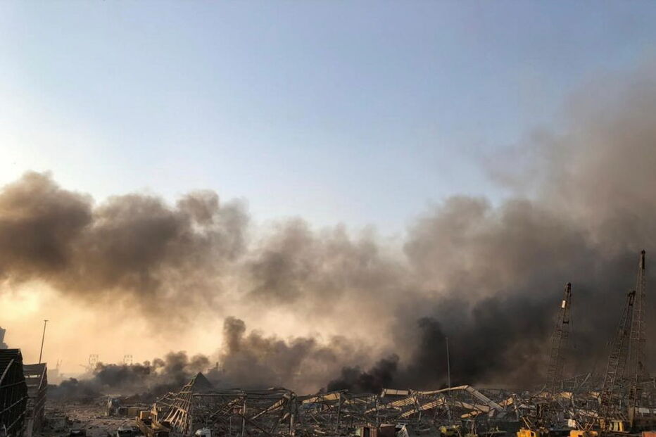 Caos e destruição em Beirute: Imagens mostram momento da explosão e destroços na capital do Líbano