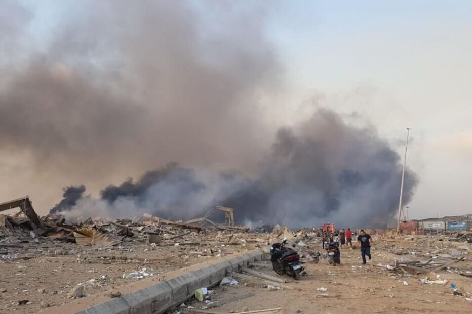Caos e destruição em Beirute: Imagens mostram momento da explosão e destroços na capital do Líbano