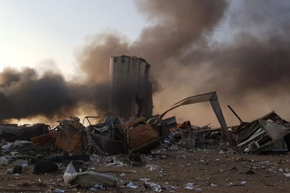 Caos e destruição em Beirute: Imagens mostram momento da explosão e destroços na capital do Líbano