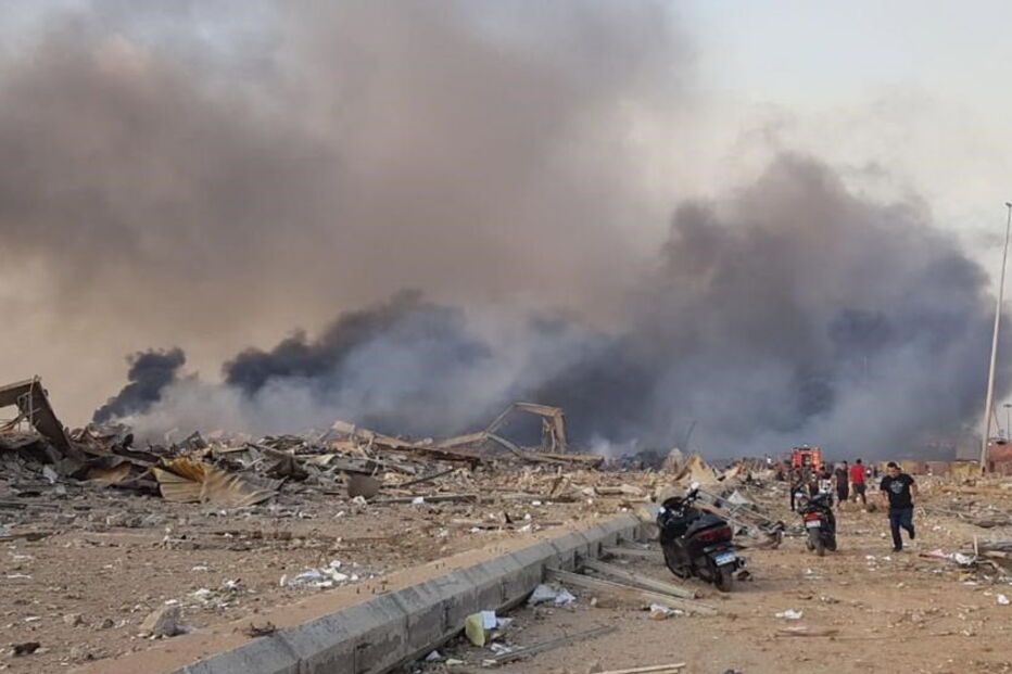 Caos e destruição em Beirute: Imagens mostram momento da explosão e destroços na capital do Líbano