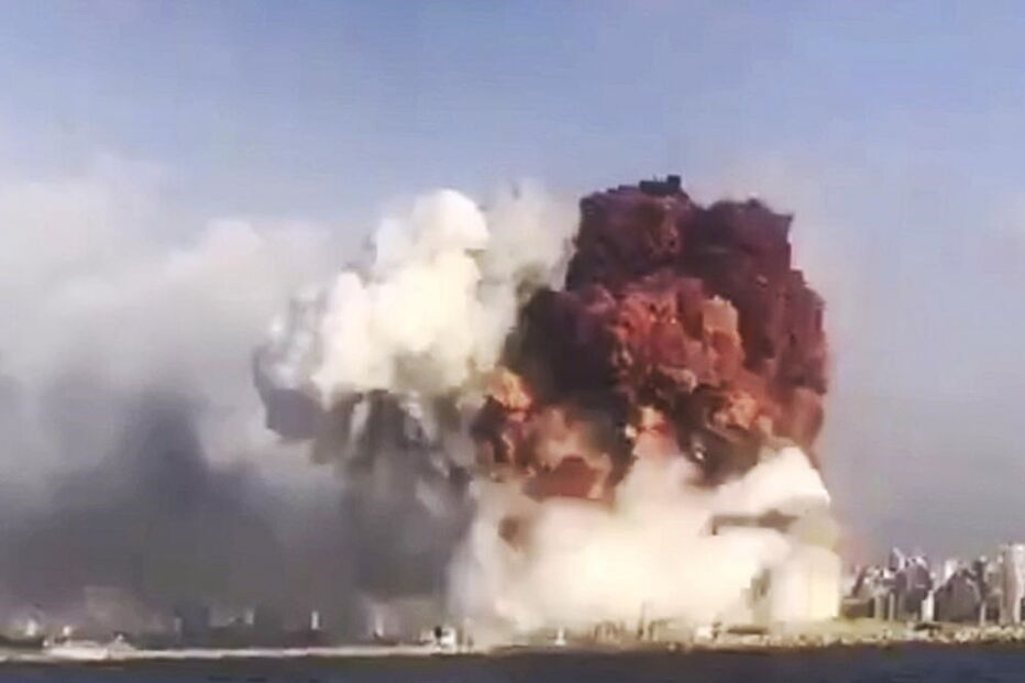 Caos e destruição em Beirute: Imagens mostram momento da explosão e destroços na capital do Líbano	