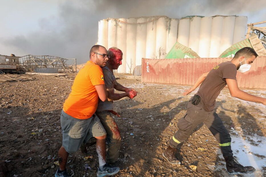 Caos e destruição em Beirute: Imagens mostram momento da explosão e destroços na capital do Líbano	