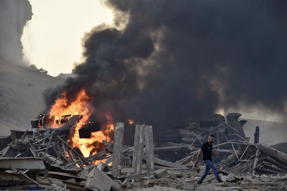 Caos e destruição em Beirute: Imagens mostram momento da explosão e destroços na capital do Líbano	