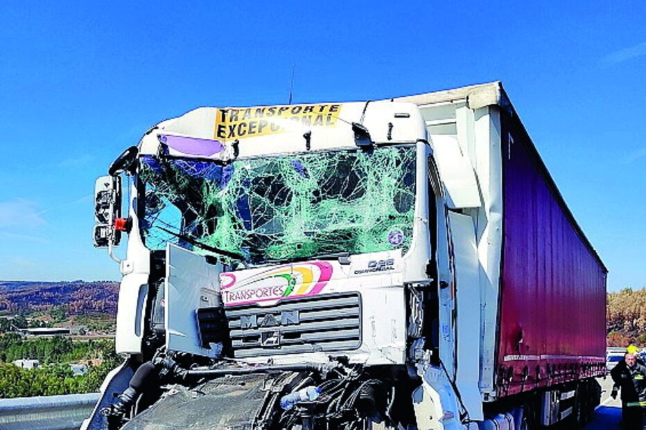 Uma das viaturas pesadas envolvidas