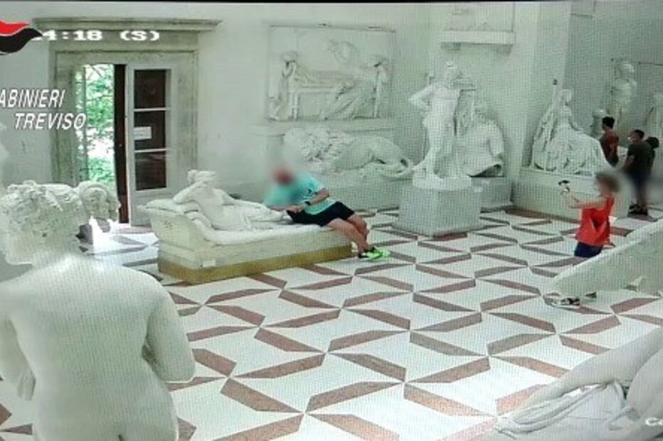 Autoridades divulgaram imagens do momento em que o turista danifica estátua