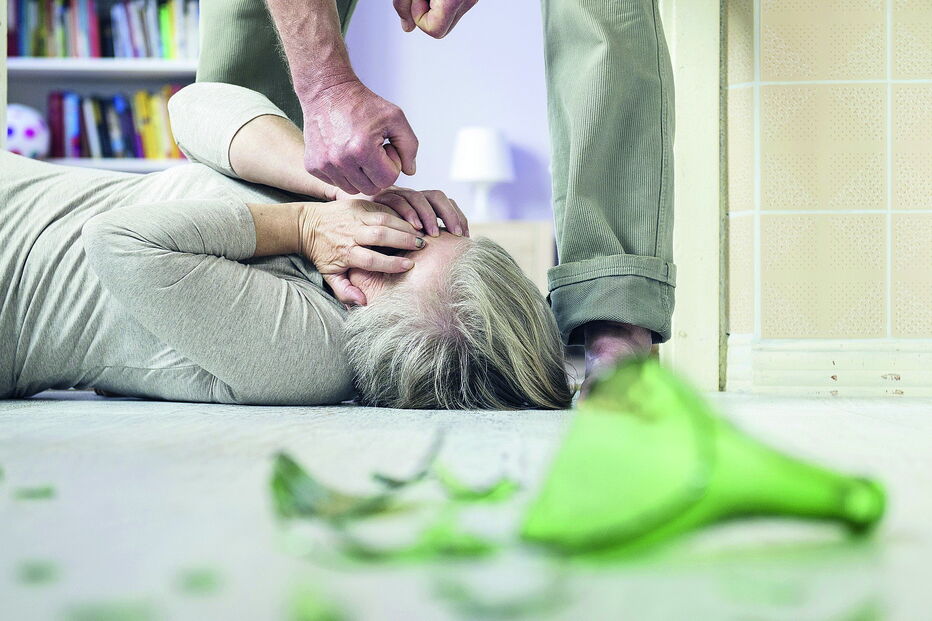 Mulher idosa era agredida na sua casa sempre que recusava dar dinheiro à filha de 46 anos