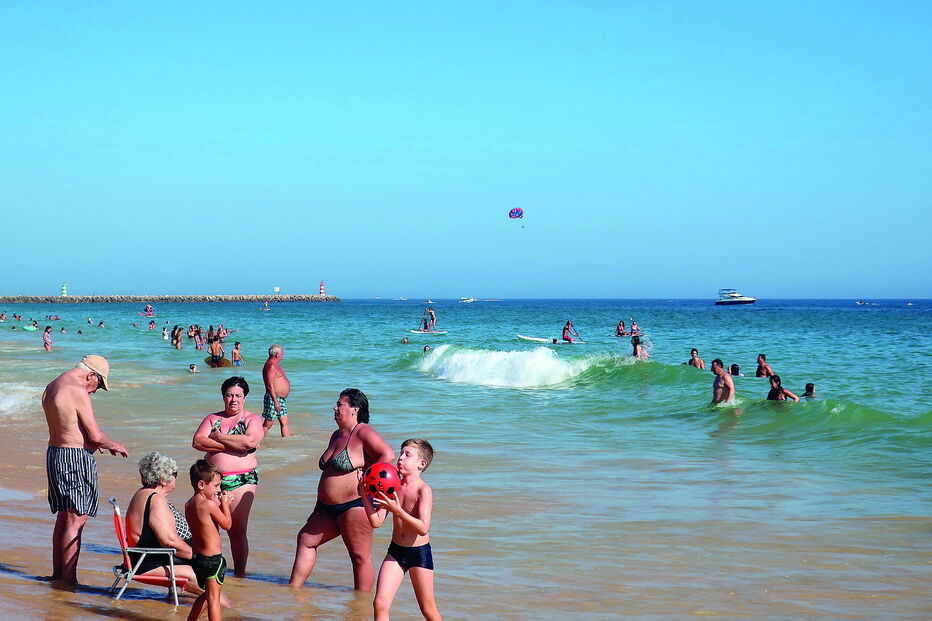 Banhistas na praia da Rocha Baixinha, em Albufeira. Tempo quente vai continuar nos próximos dias