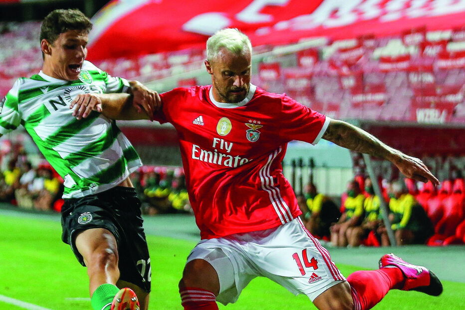 Eduardo Quaresma e Seferovic no último Benfica-Sporting, o primeiro com bancadas vazias