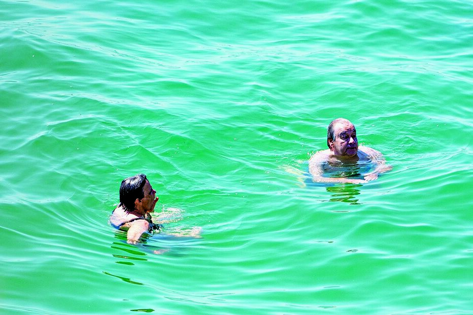 CM surpreendeu António Guterres a banhos com a mulher na praia da Cova Redonda, considerada uma das mais belas na Europa. Discreto, o secretário-geral da ONU conseguiu passar despercebido 