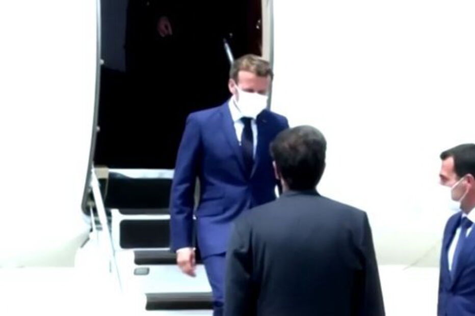 Macron à chegada a Beirute