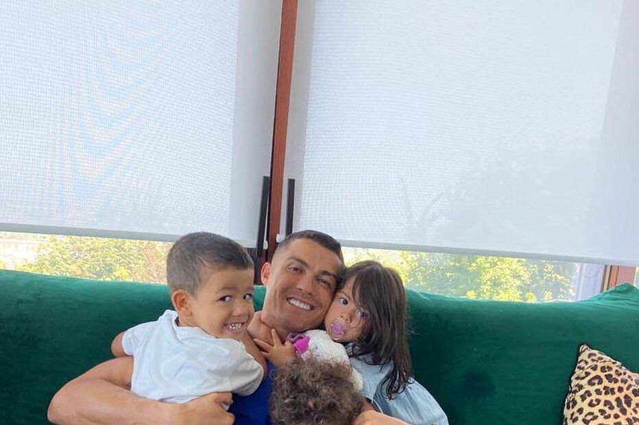 Cristiano Ronaldo com os filhos Mateo, Eva  e Alana  