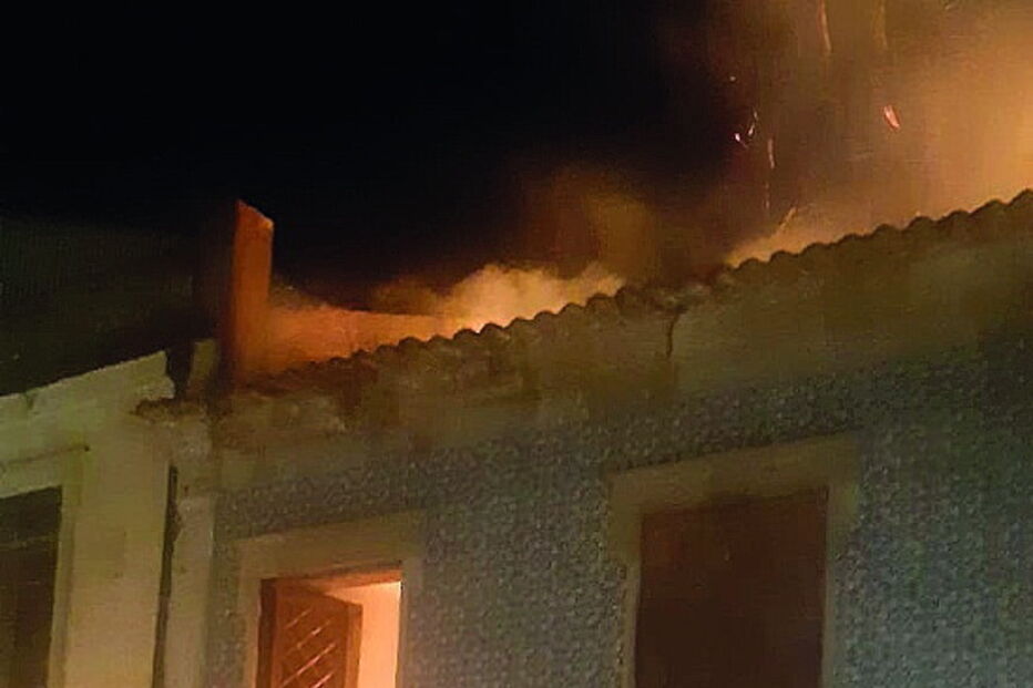 Bombeiros encontraram edifício já tomado pelas chamas 