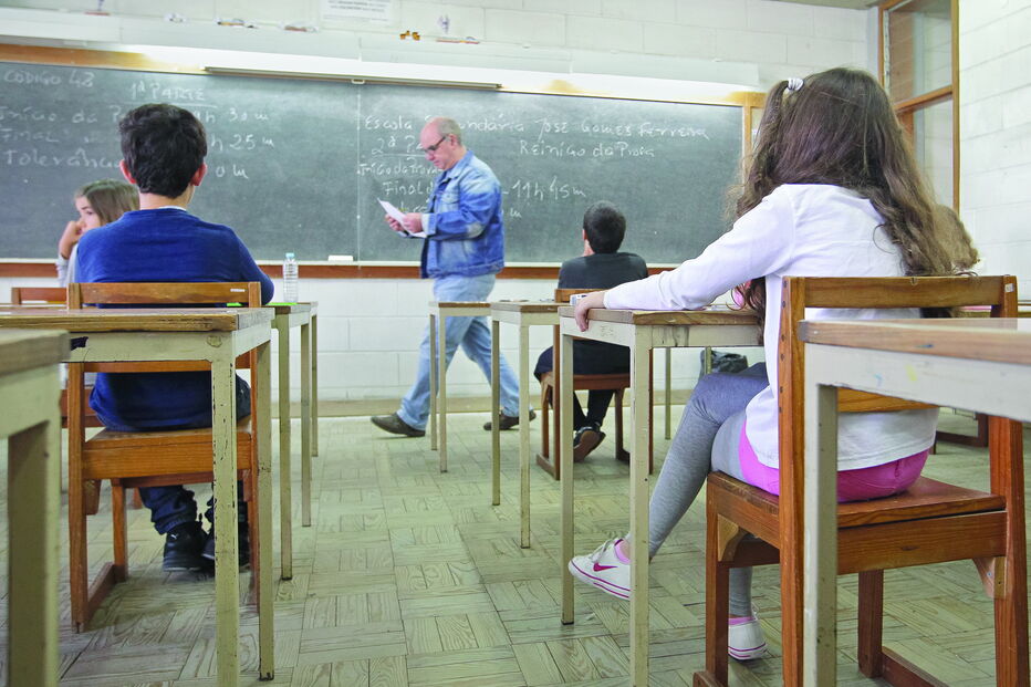 O ano letivo começa a 14 de setembro e o ensino presencial vai ser a preferência, obrigando as escolas a adotar medidas para evitar aglomerado de alunos