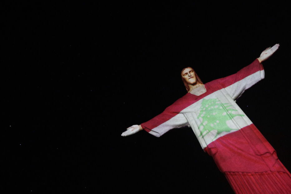 Cristo Redentor veste a bandeira do Líbano em homenagem às vítimas das explosões em Beirute