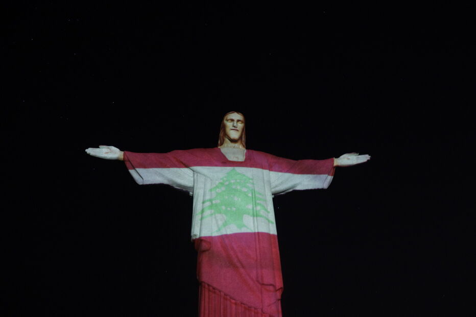 Cristo Redentor veste a bandeira do Líbano em homenagem às vítimas das explosões em Beirute