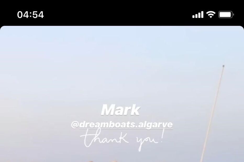 Sofia Ribeiro diverte-se com amigos no Algarve