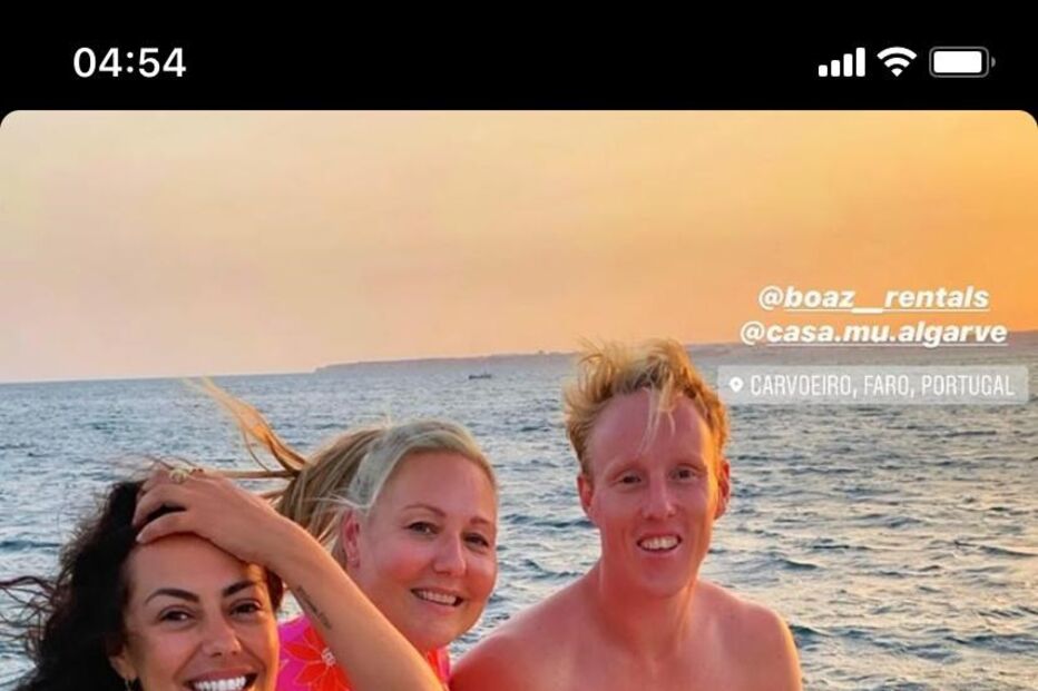 Sofia Ribeiro diverte-se com amigos no Algarve