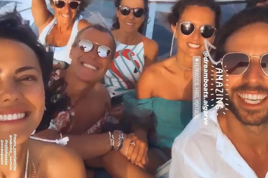 Sofia Ribeiro diverte-se com amigos no Algarve