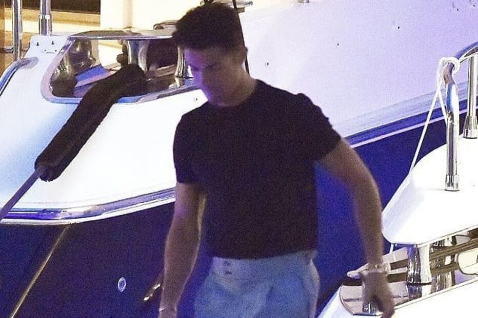 Cristiano Ronaldo celebra com a namorada e amigos