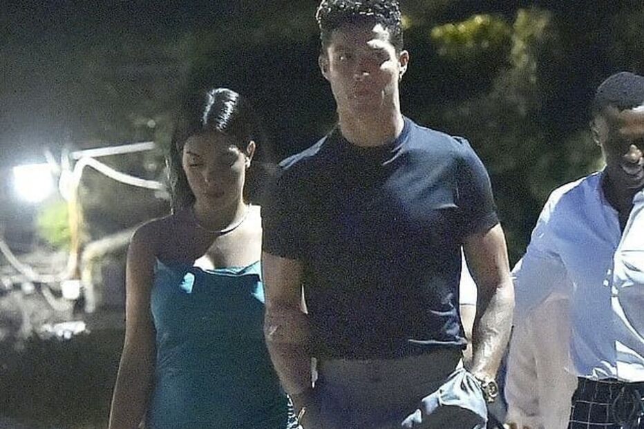 Cristiano Ronaldo celebra com a namorada e amigos