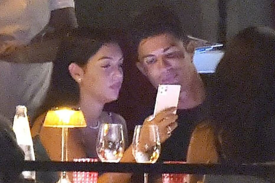 Cristiano Ronaldo celebra com a namorada e amigos