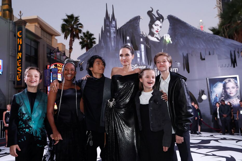 Angelina Jolie com os filhos