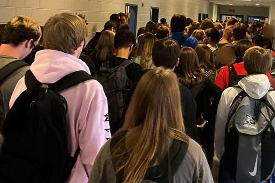 Hannah tirou fotografia que mostra multidão nos corredores da escola