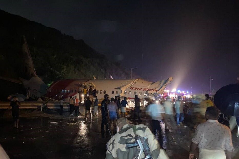 Avião com 191 passageiros a bordo despenha-se na Índia	