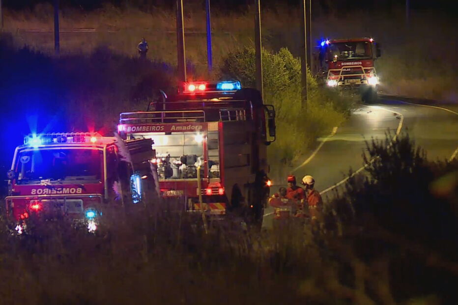 Incêndio lavra em zona de mato na Amadora. Veja as imagens	