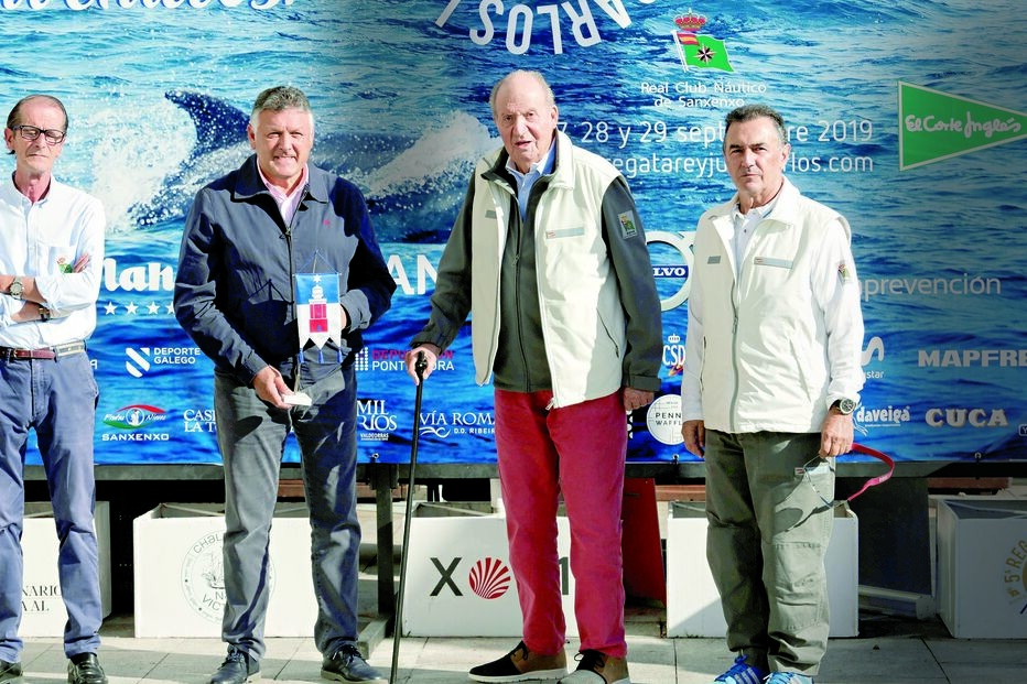 Juan Carlos com três amigos, a quem terá dito que a sua saída de Espanha seria “temporária” 