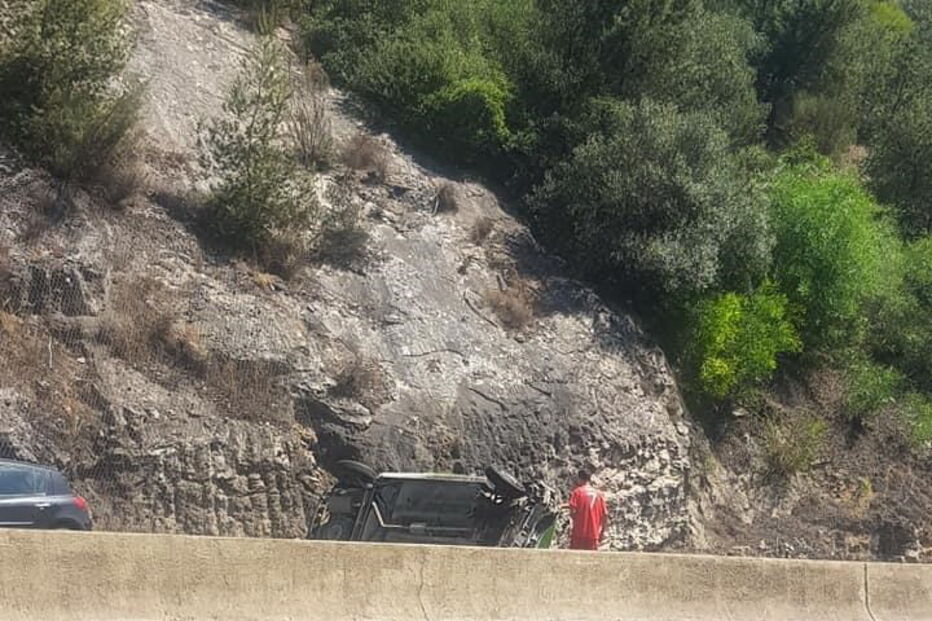 Colisão entre dois automóveis deixa condutor ferido na A5 em Lisboa