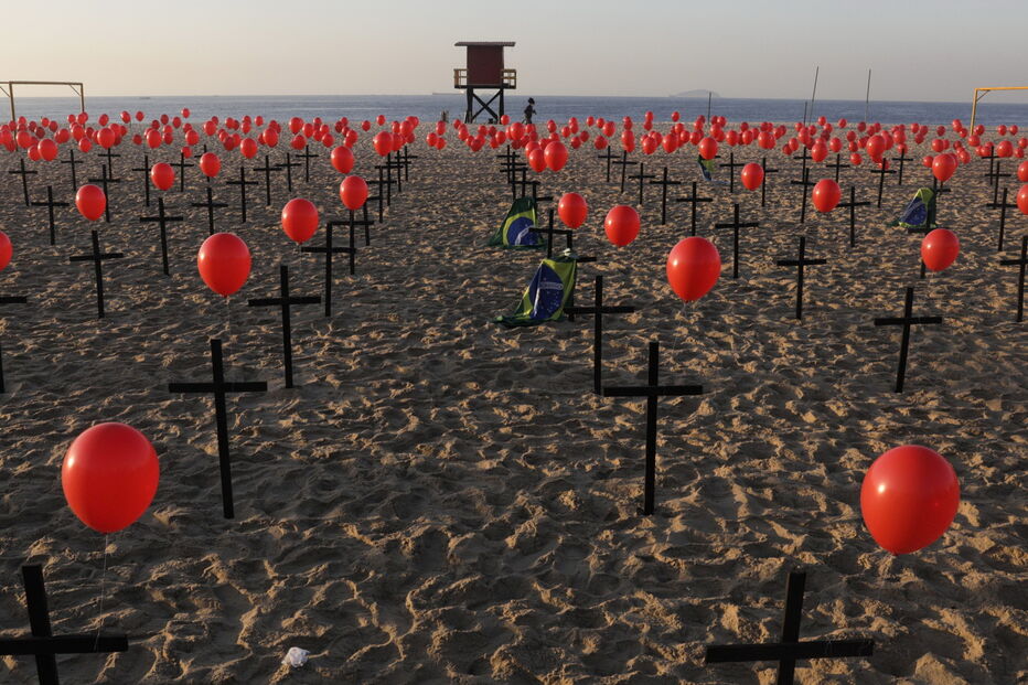 Cruzes negras na praia de Copacabana homenageiam as 100 mil vítimas mortais do coronavírus no Brasil