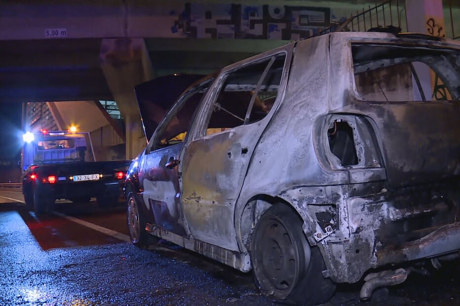 Chamas consomem carro à saída da Ponte 25 de Abril no sentido Almada-Lisboa em Campolide