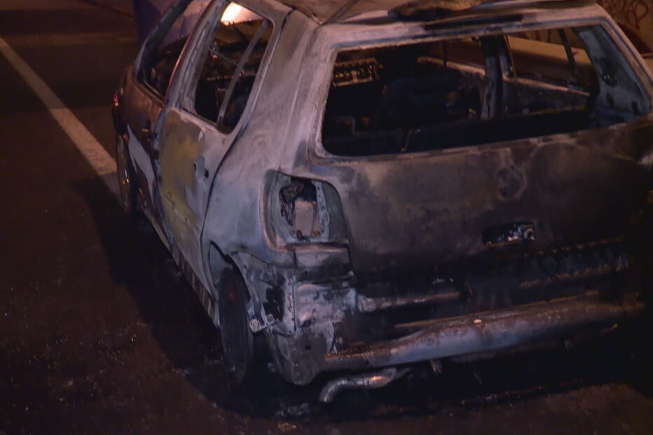 Chamas consomem carro à saída da Ponte 25 de Abril no sentido Almada-Lisboa em Campolide